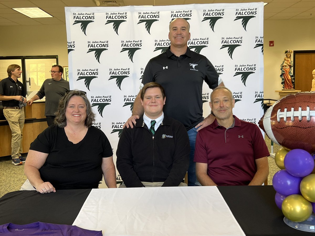 Ber798297's tweet photo. This mama is so proud!! Daniel had his signing day today and he will play football next year at Sewanee!!  #YSR @SewaneeFootball @RodgersSewanee @CoachMacSewanee https://t.co/onRDeLlDZi