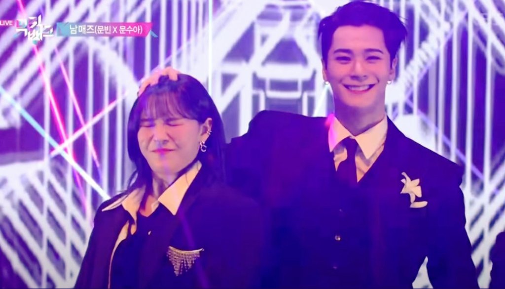 ครั้งนึงมุนบินกับซูอาเคยพูดคุยกันว่า
มุนบิน : ฉันหวังว่าเธอจะได้เป็นนักร้องนะ
ซูอา : ฉันรู้สึกว่าจะทำมันได้ ถ้ายังมีพี่ที่คอยอยู่เคียงข้าง 😭
เค้าเป็นพี่ที่แสนดีมากๆ คอยซัพพอร์ตทุกๆเรื่องของน้องมาตลอด ตอนน้องเดบิวต์ก็ซื้อบั้มเข้าไซน์ไปให้กำลังใจน้องอะ น้องซูอาเข้มแข็งไว้นะ ㅠㅠ