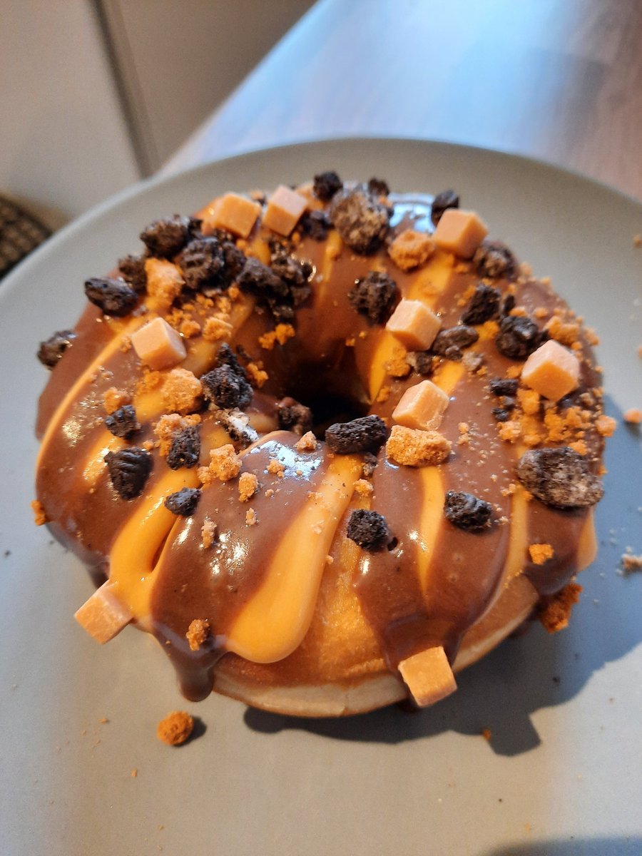 When your friend sends you doughnuts in the POST and a kit to ice them yourself! <a href="/jetsetchick/">Asma Younus</a> is Awesome thank you! 🥰😋😘