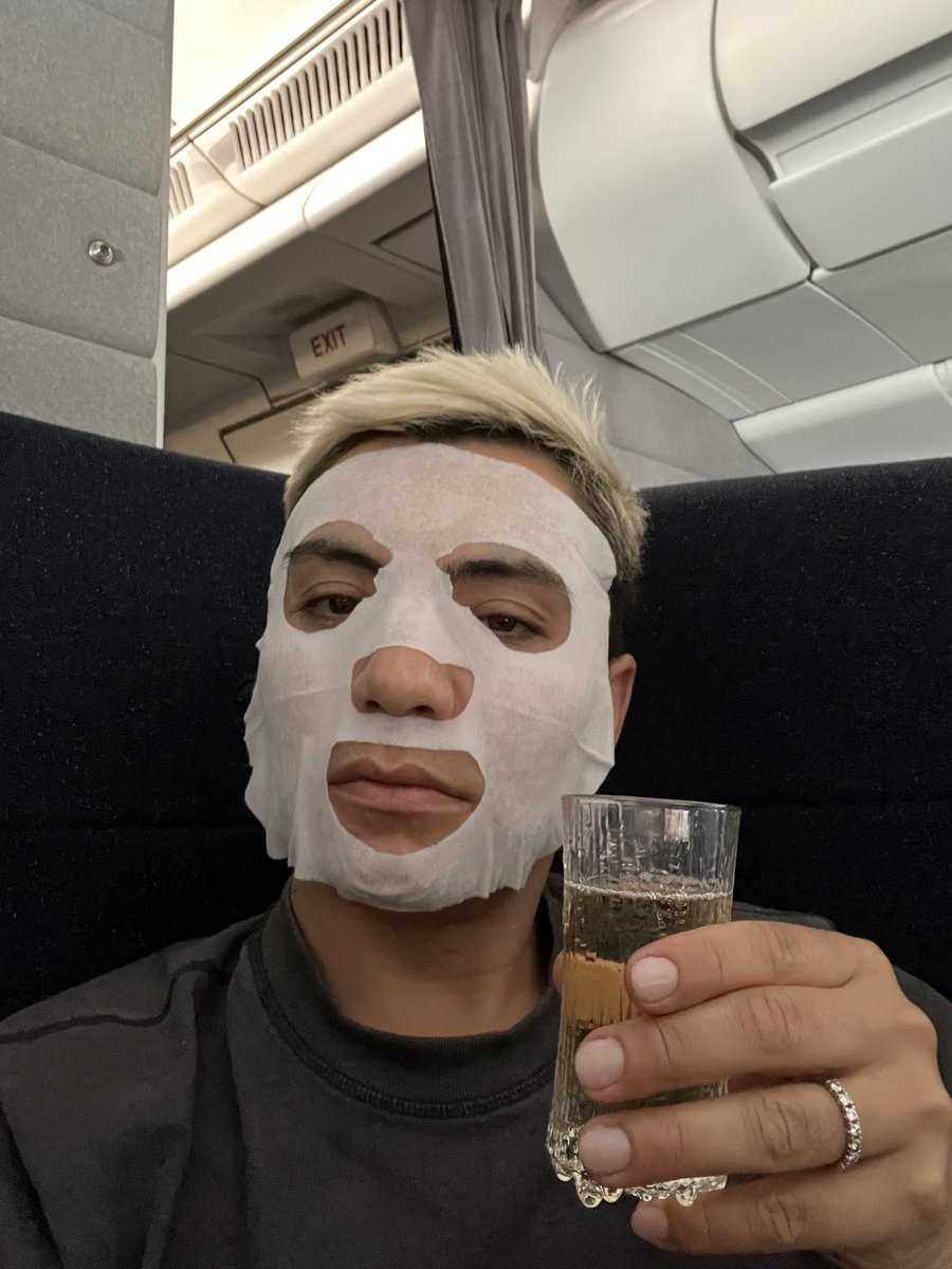 john__valencia's tweet photo. Gissa vem som kommer vakna frΓ€schast i NYC. NΓ€r vi landar Γ€r det tidig kvΓ€ll och Johan tror att han ska ut och festa!!! #40andfab https://t.co/3fw7s4807E