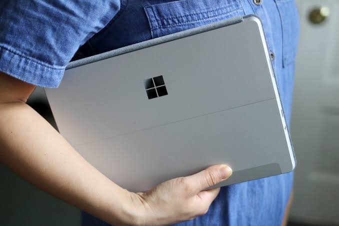 TechKard's tweet photo. #Microsoft is reportedly planning an 11" Surface Pro, and ARM-powered Surface Go 4 to launch this year.
Surface Pro: codenamed Luxor
11" 120Hz display
Surface Go will be powered by Snapdragon 7c-based SoC.
https://t.co/SM1JCnZRWf
#MicrosoftSurfaceGo #MicrosoftSurfacePro https://t.co/uuz6HySdjn