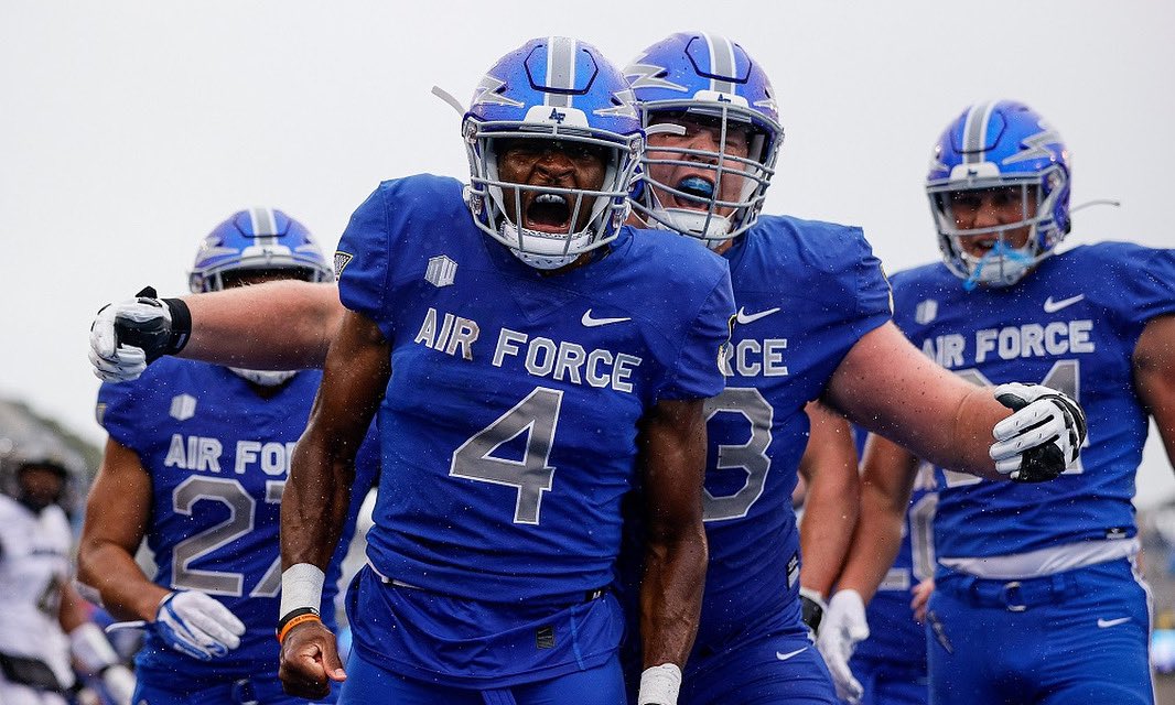 DariusWallac10's tweet photo. Thankful for God, my family, teammates, and coaches that helped me earn an offer from @AF_Football. #FlyFightWin @CoachAlexMeans @PTRFootball @RecruitGeorgia @recruitiNE_GA @deucerecruiting @Mansell247 @ChadSimmons_ @EliteGARecruits @JeremyO_Johnson @CoachEarl_ https://t.co/PxOWo1JPNC