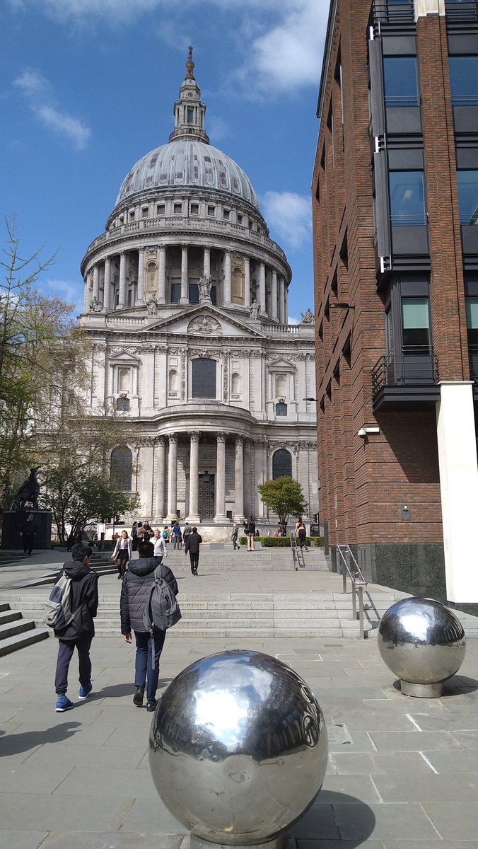UnseenLibraria1's tweet photo. Cyberman in London #DoctorWho 🖖 https://t.co/HcZj9wX8Uy