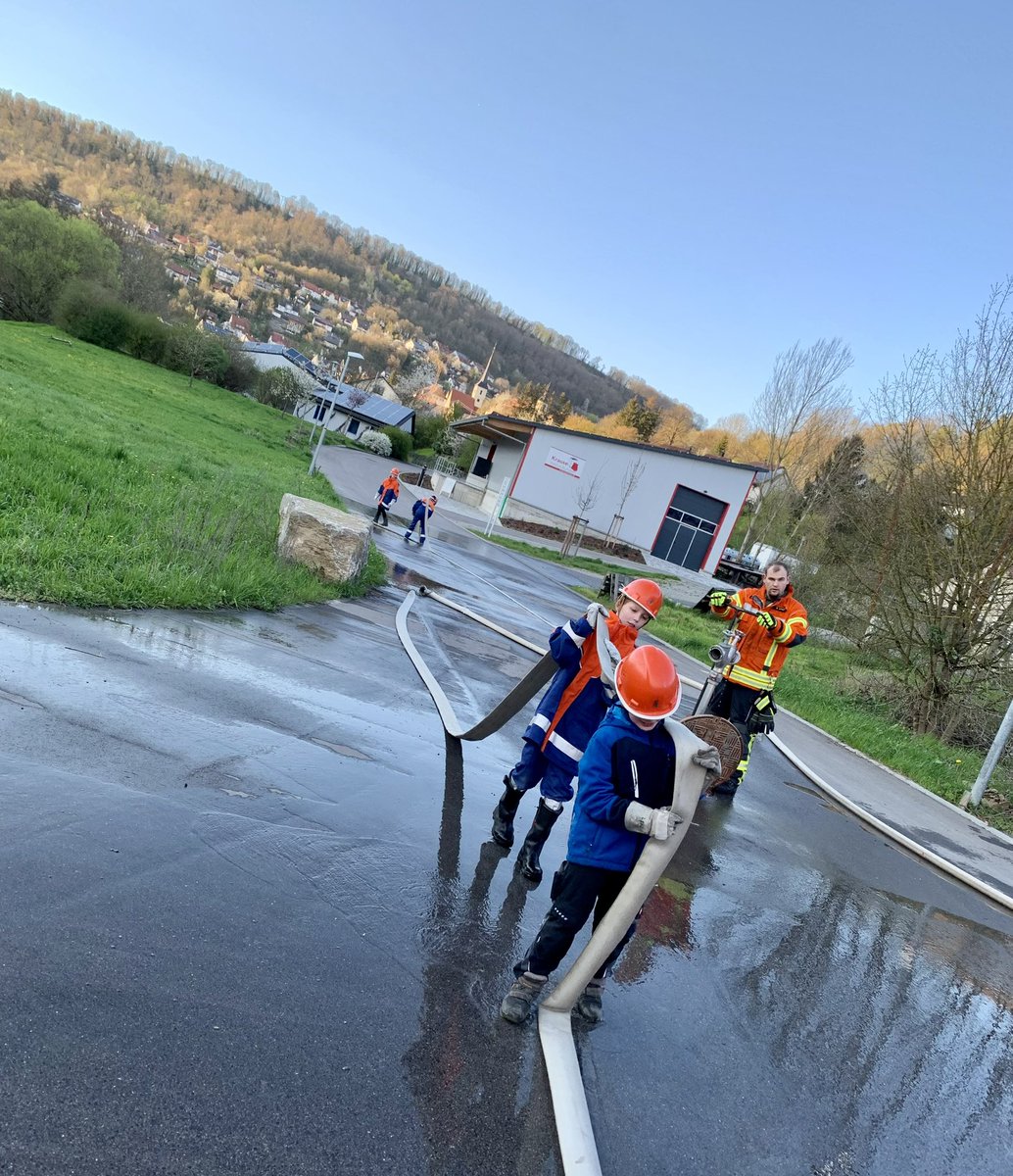 FBraunsbach's tweet photo. Heute mal was von der #Jugendfeuerwehr #Braunsbach. Erster nasser #Löschangriff mit dem #LF8 in 2023 und ein wenig Gerätekunde war heute auf dem Dienstplan. Zum Abschluss gabs noch Schlauchkegeln und eine „Einsatzfahrt“ Tolle Junge Mannschaft die sich hier gebildet hat ! https://t.co/bVcIUZqPXO