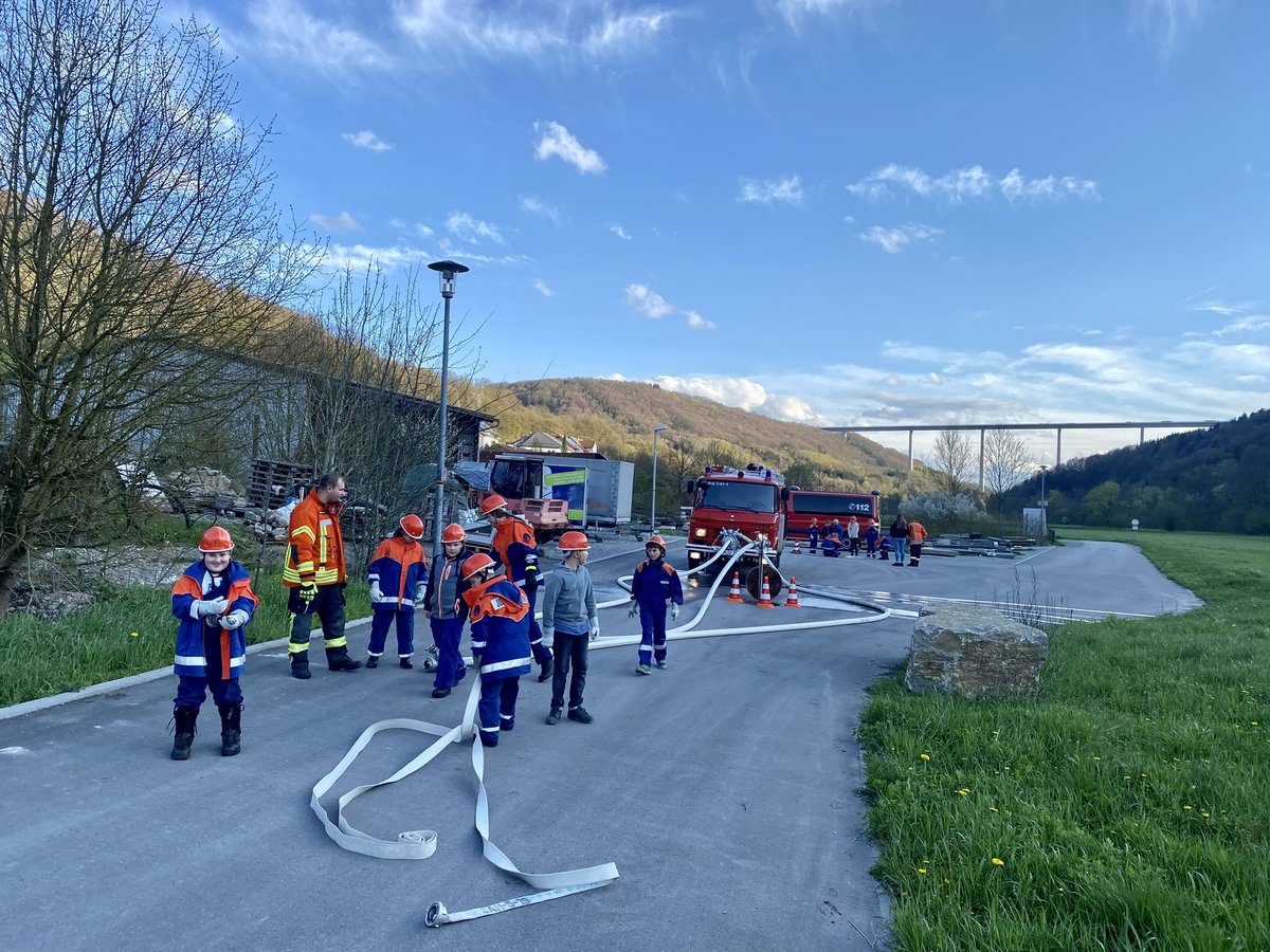 FBraunsbach's tweet photo. Heute mal was von der #Jugendfeuerwehr #Braunsbach. Erster nasser #Löschangriff mit dem #LF8 in 2023 und ein wenig Gerätekunde war heute auf dem Dienstplan. Zum Abschluss gabs noch Schlauchkegeln und eine „Einsatzfahrt“ Tolle Junge Mannschaft die sich hier gebildet hat ! https://t.co/bVcIUZqPXO