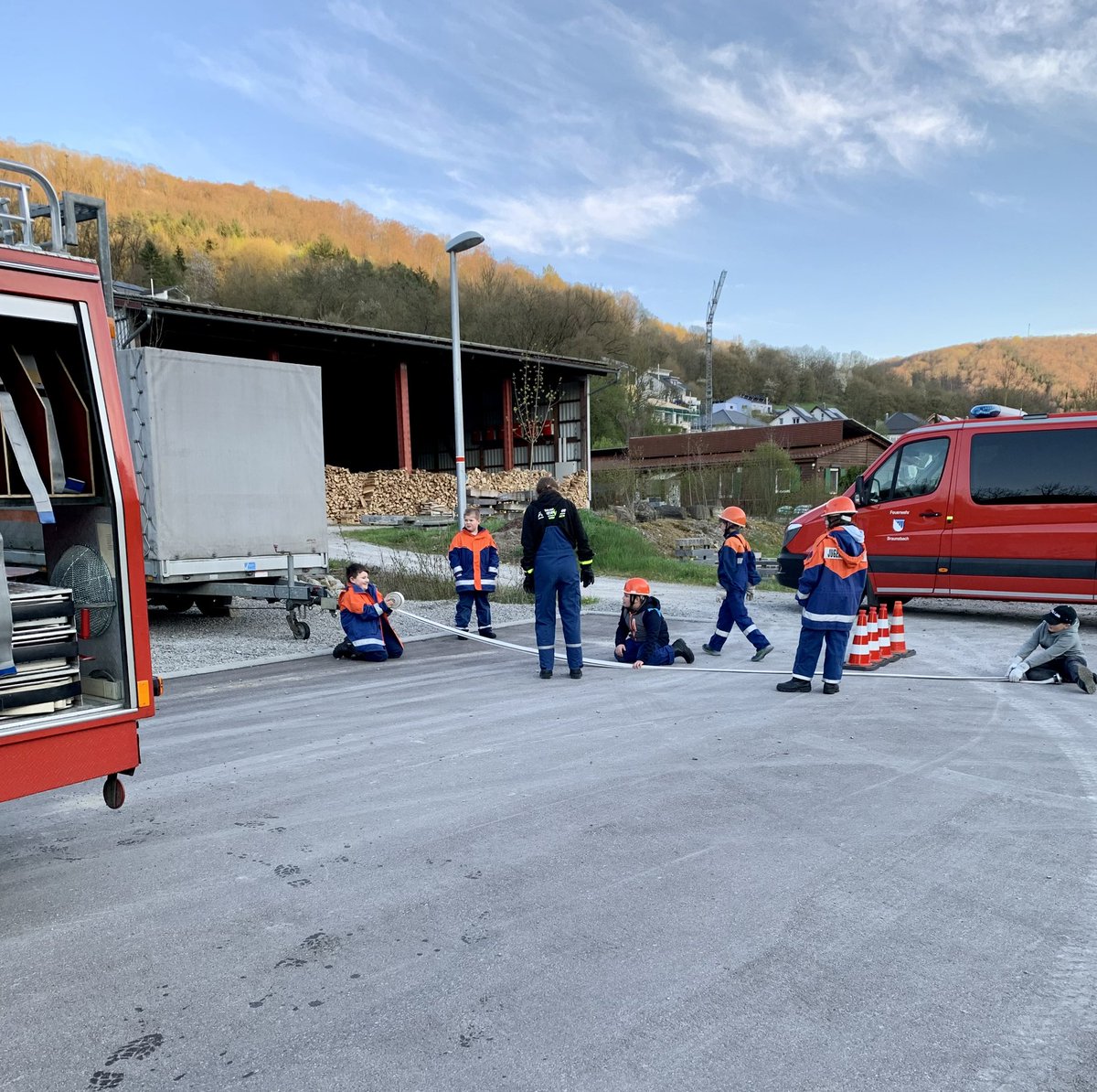 FBraunsbach's tweet photo. Heute mal was von der #Jugendfeuerwehr #Braunsbach. Erster nasser #Löschangriff mit dem #LF8 in 2023 und ein wenig Gerätekunde war heute auf dem Dienstplan. Zum Abschluss gabs noch Schlauchkegeln und eine „Einsatzfahrt“ Tolle Junge Mannschaft die sich hier gebildet hat ! https://t.co/bVcIUZqPXO
