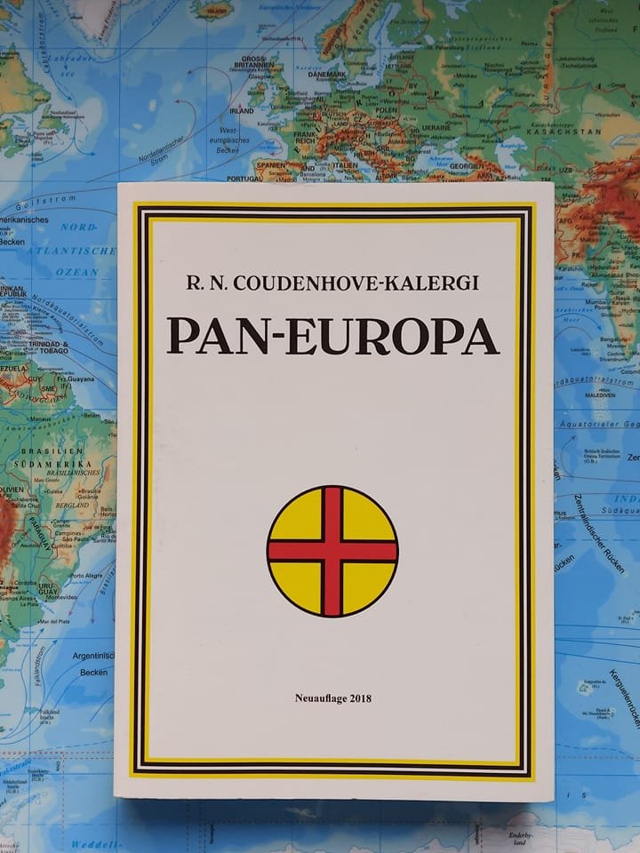 PaneuropaD's tweet photo. Vor 100 Jahren hat Richard Coudenhove-Kalergi, der Begründer der Europäischen Einigung, seinen Weltbestseller “Pan-Europa” auf Schloss Würting vollendet.
Dieses Buch sollte (in kommentierter Fassung) Pflichtlektüre in allen europäischen Lehrplänen sein. 1/5 https://t.co/2q0fYEw1Mc