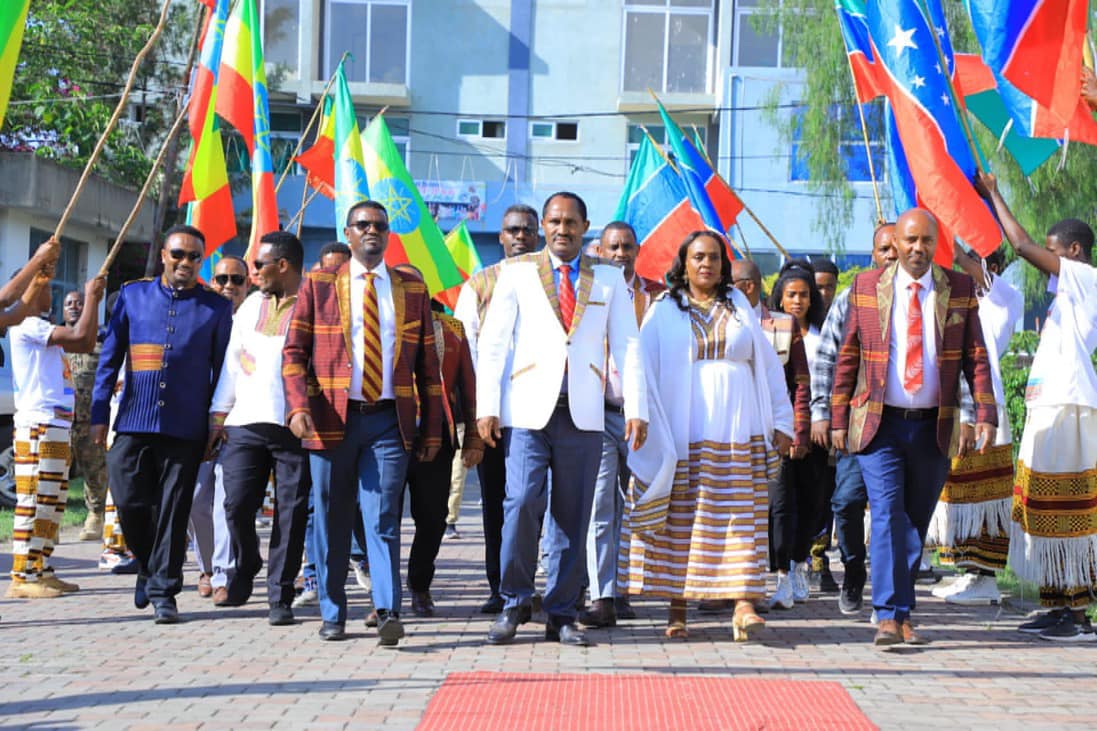 tsegaye2k's tweet photo. Sidaamu Daga Diru Soorro Ayyaani Fiixaari Hawarro Biifadu ga'rinni Hawaasi Budu Harira Hadhanni Afantanno. Qixxaawo Giddose fakkana hornyubba hanqaffinota ikkitinohura konne kalqete xawisanno daninni hadhanni leeltanno.#Fichee Jeeji!!#Happy Fiche #Chambalala Festival! https://t.co/fPi2viD1kZ