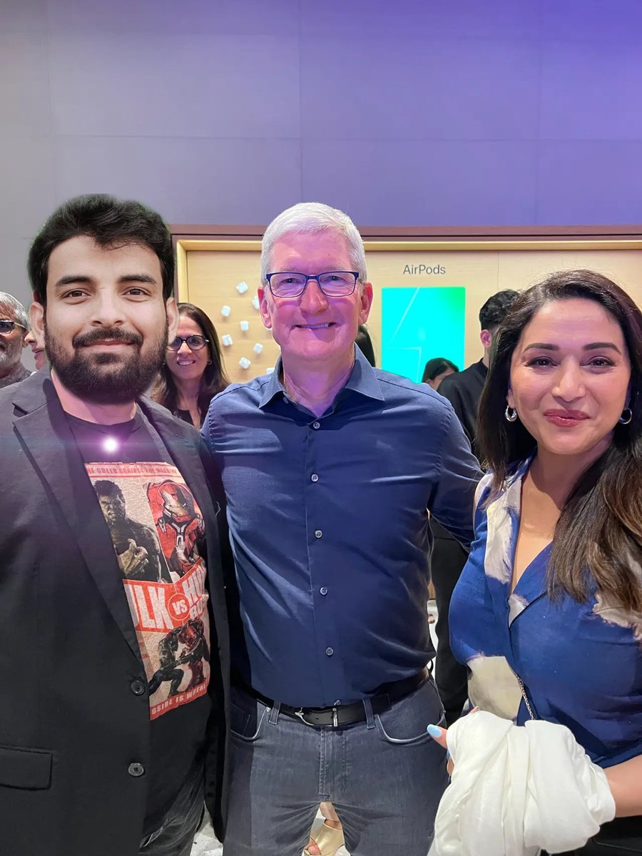 VImvinit007's tweet photo. Celebs meet Apple CEO Tim Cook in Mumbai.

#MadhuriDixit #TimCook #Apple #AppleBKC #appleevent #VimVinit007

#MidNightEntertainment https://t.co/WpZcgTKZWS