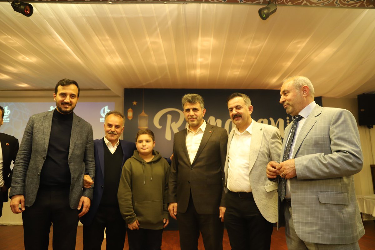 rustemtuysuz's tweet photo. Vanlı hemşehrilerimizle iftarda bir araya geldik.

@erkankandemir 
@aliihsanyavuz54 
@osmannnurika https://t.co/GptnkbM0Ml