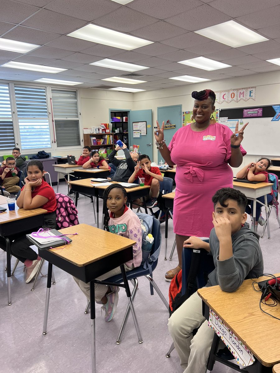 iamLaShannon_'s tweet photo. Inspiring the next generations of leaders; Illustrating to them what’s possible as a product of @MDCPS + a graduate of @FAMU_1887. 💫

Today, I was invited as a speaker at Charles D. Wyche Jr. Elementary’s Career Day. 
..

#CareerDay #PRPLMiami #StylingPurpose #entrepreneur https://t.co/EPDXh6z66T