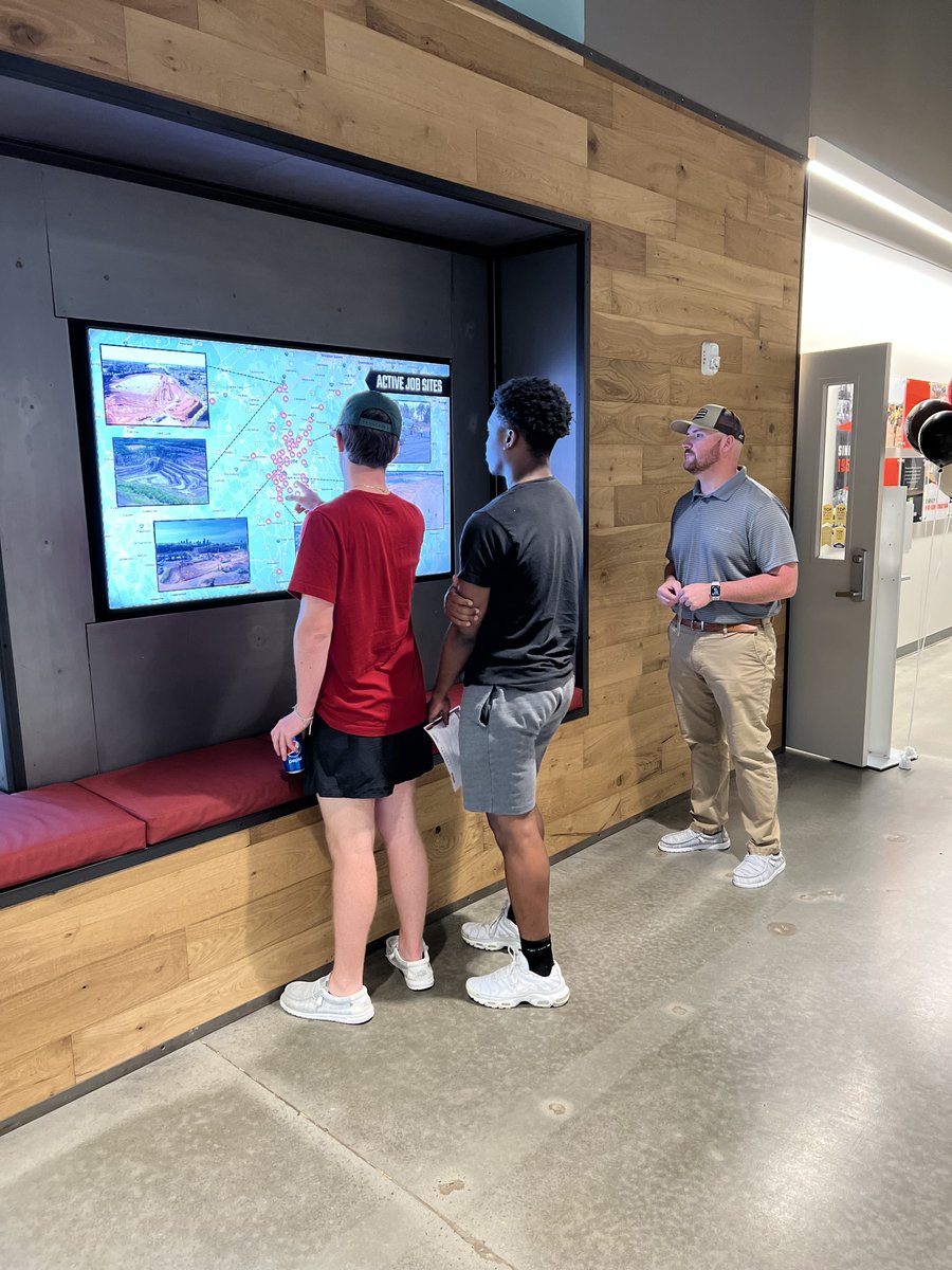 hoopaughgrading's tweet photo. We're so excited to be ramping up for our very first internship program this summer! Last night we hosted local students &amp; parents to share more about the #DigInInternship - with applications even submitted on the spot! At HGC, we take pride in developing the next generation👷‍♀️👷‍♂️ https://t.co/cdQ0Vc8tyE