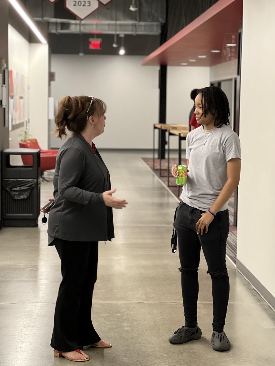 hoopaughgrading's tweet photo. We're so excited to be ramping up for our very first internship program this summer! Last night we hosted local students &amp; parents to share more about the #DigInInternship - with applications even submitted on the spot! At HGC, we take pride in developing the next generation👷‍♀️👷‍♂️ https://t.co/cdQ0Vc8tyE
