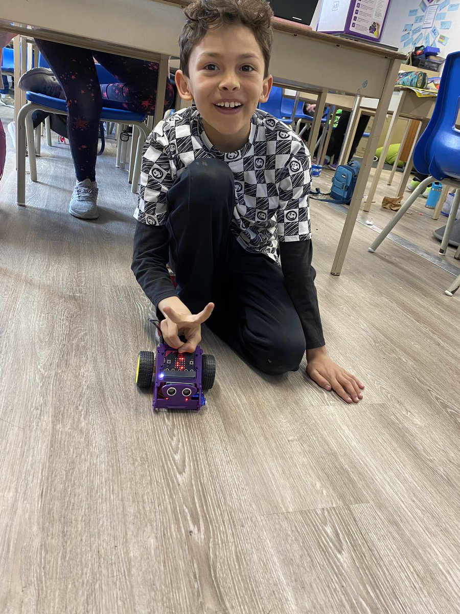 MrsWalkerStPaul's tweet photo. Grade four students @wcdsbStPaul put their coding skills to work with @missionOTmoon and #wcdsbNTIP and @LaurierEdu #DeepLearning https://t.co/ruZSxREc7m