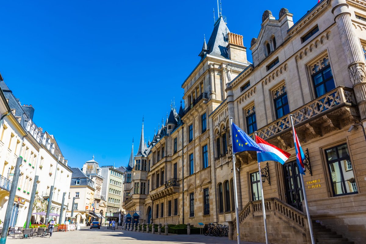 Radio_13c's tweet photo. Eutanasia legal, varias drogas permitidas y el sueldo mínimo más alto de Europa: ¿Qué hace tan especial a Luxemburgo?🇱🇺

@solleyton te cuenta en #FilaCPodcast. 🎧 Escúchalo acá: https://t.co/3vH6KMoUO2 https://t.co/9JwWkCY0cw