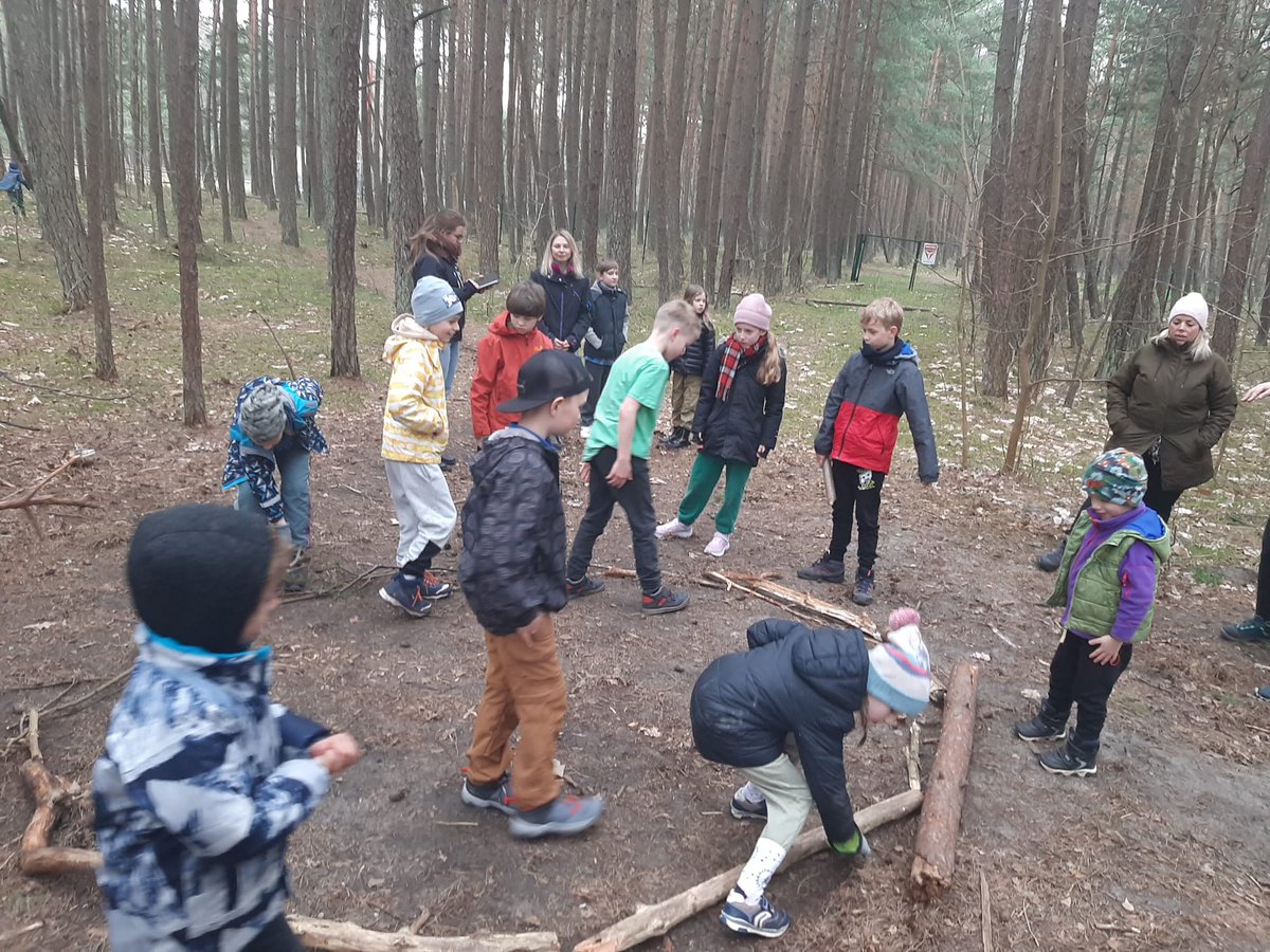 Dos de nuestr@s compañer@s han viajado a Lituania a conocer una escuela bosque con nuestro proyecto Eramus +. Queremos aprender nuevas formas de sacar las aulas a afuera, conocer los recursos que ofrece el entorno y ser respetuosos con él.