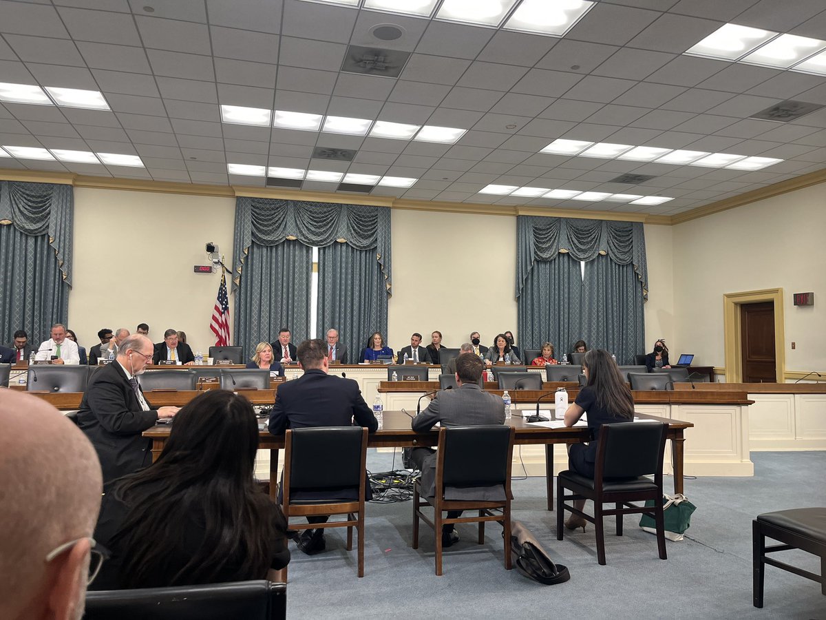 An hour into the @HouseCommerce oversight subcommittee’s hearing on #DataBrokers questions are centering on #DataRetention (hint: records can be kept indefinitely) and “sensitive information” collection like health data and children’s info #DataPrivacy