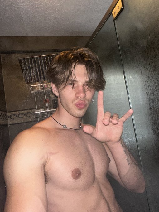 Tell me your favorite pose🤟 https://t.co/pzwooBHftu