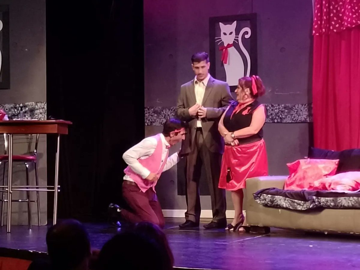 Qué le pasa a ese chico? Qué está mirando? Es en el Minino Galante, últimas funciones, reservar por privado 2x1
