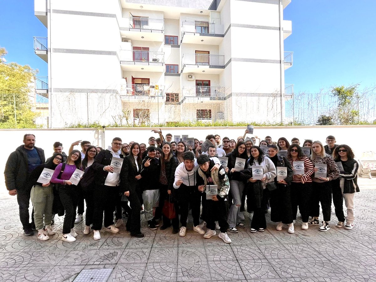 Miriana_co's tweet photo. Gli alunni del corso ottico in visita ai locali della Caritas di Bari dove la fondazione OneSight promuove la propria missione filantropica:combattere la crisi globale dell’assistenza oculistica dando accesso a visite e occhiali alle persone bisognose @LisideTaranto @OneSightOrg https://t.co/Kue7yb4FvN