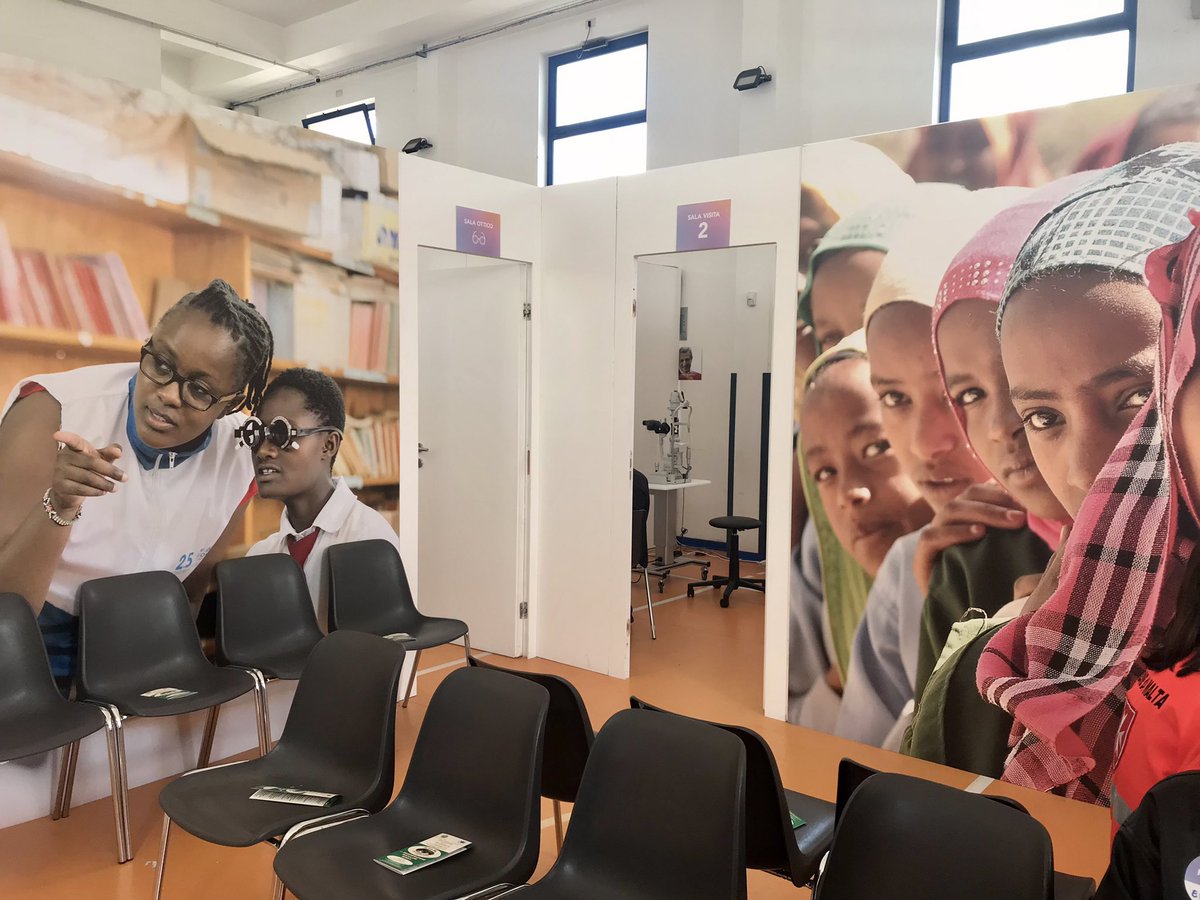 Miriana_co's tweet photo. Gli alunni del corso ottico in visita ai locali della Caritas di Bari dove la fondazione OneSight promuove la propria missione filantropica:combattere la crisi globale dell’assistenza oculistica dando accesso a visite e occhiali alle persone bisognose @LisideTaranto @OneSightOrg https://t.co/Kue7yb4FvN