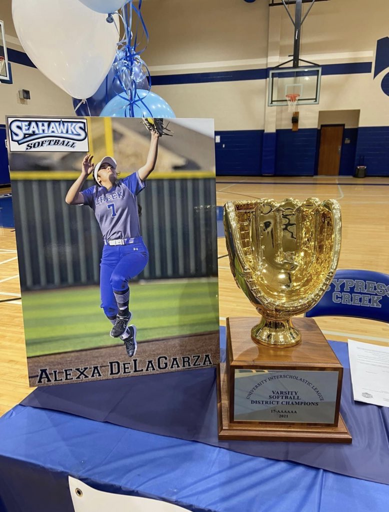 Alexa’s last home game! #7 🥎 Soon she’ll be playing with Lamar State College! 🤩💙 #senior #waytogo #cougars #cycreeksoftball #makeplaysnotexcuses