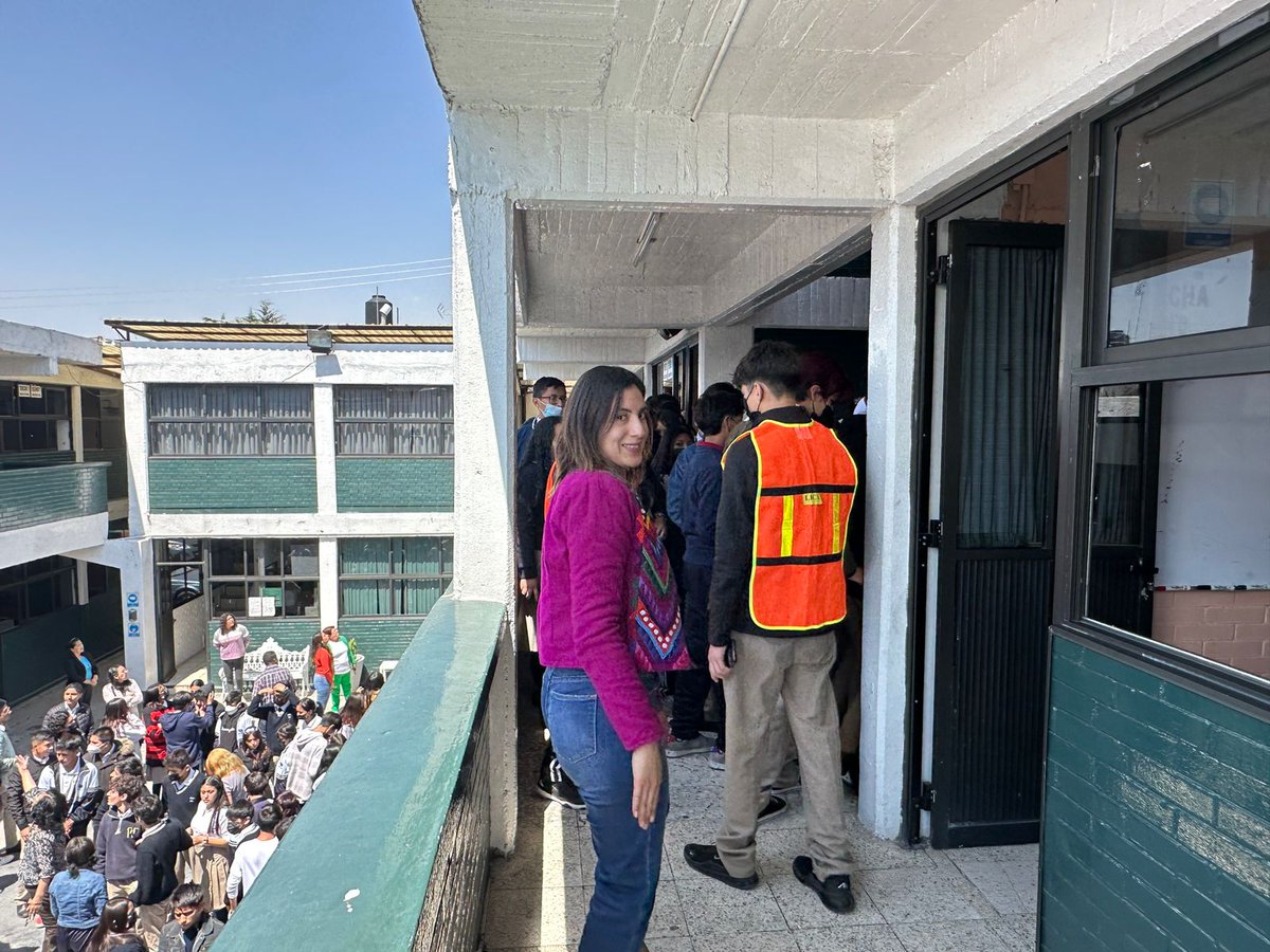 epo116's tweet photo. @EPO116 turno matutino participó activamente en el #Simulacro de #AlertaSísmica a las 11:00 hrs siguiendo ordenadamente las indicaciones de los Comités de Protección Civil. 
#EducaciónFuerte #EMS #Edoméx @SEMSedomex @israeljeronimol @DGEMSedomex @NoeOrtegaCamac1 @dbg_epoem @zbg02 https://t.co/nBwzgfJzGz