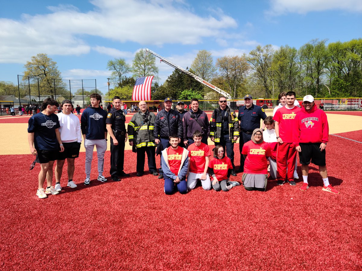 ProjectUnifyEHS's tweet photo. We had a great day with @UnifiedTeamJP outside on the red turf.  Thank you to the many representatives from the Edison Police Department and Edison Fire Department who came out to suppport the students  @Edison_HS @EHSSouthside @EdisonPolice
#shinebrightedison https://t.co/iDWc38UOPo