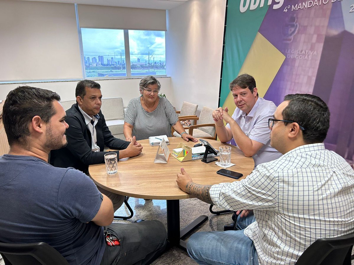 KarlosCabral's tweet photo. Recebi nesta tarde o vereador e presidente da Câmara Municipal de Goianira, Marcos Silva (@marcaodascasinhas). Conversamos sobre demandas para a cidade de Goianira e coloquei nosso mandato à disposição. Vamos juntos! https://t.co/TXZ4KvZWVT