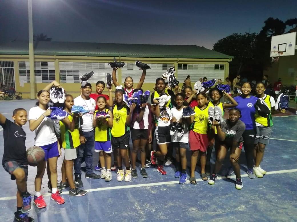 Paulina_Hern24's tweet photo. Thank you to all who have donated their shoes to the basketball players in the Dominican Republic. Your donations truly impacted their lives. You’ve helped motivate them to keep practicing and enjoying the game of basketball. I hope to continue these donations in the future!🇩🇴🏀 https://t.co/IoLw6dBi5j