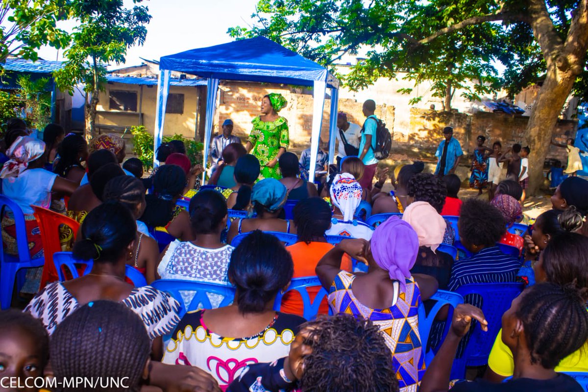 RobertMbungu3's tweet photo. UNC-MPN, Mobilisation et Propagande Nationale
Kongo Central, le 17 Avril 2023
Le bal était ouvert dans la cité de #Kindamba où elle a remis des pagnes à plus de 200 femmes, puis s'en est suivi l'étape de la cité de #Shell où une multitude des femmes ont reçu des pagnes. https://t.co/pjofmfUi34