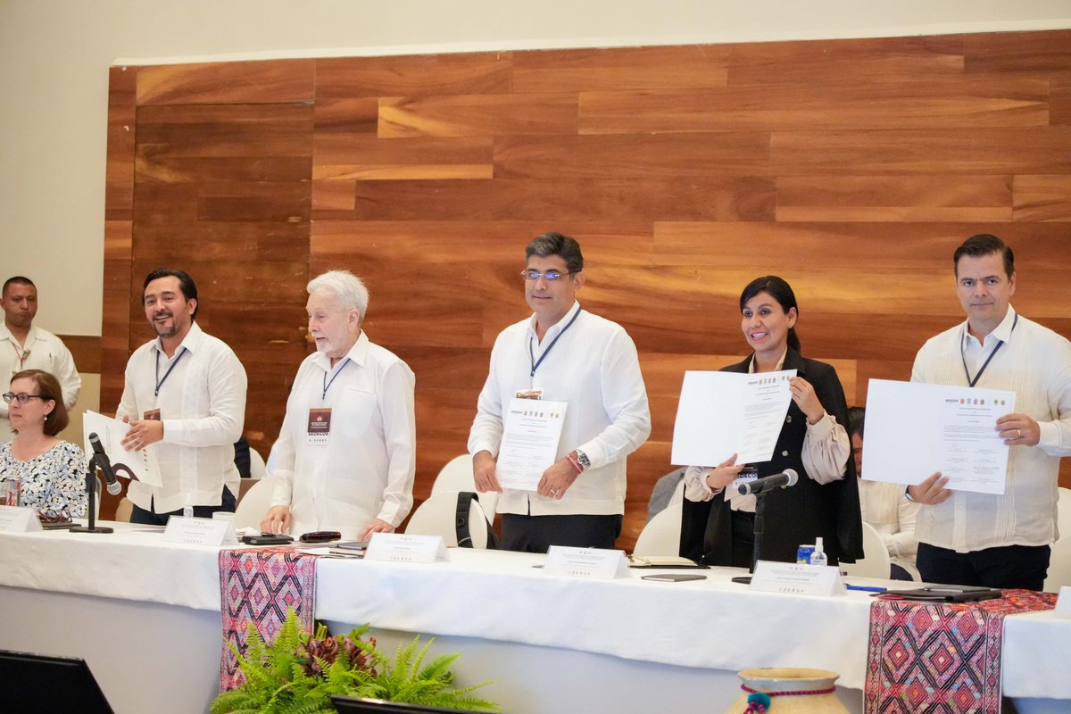 DesEconomicoOax's tweet photo. En el marco del Séptimo Encuentro de Gobernadores del Sur-Sureste de México, firmamos una carta de intención con @amazonmex para impulsar la digitalización de las micro, pequeñas y medianas empresas (MiPyMEs) y artesanos de #Oaxaca. https://t.co/Ulnp2Ax7tB
