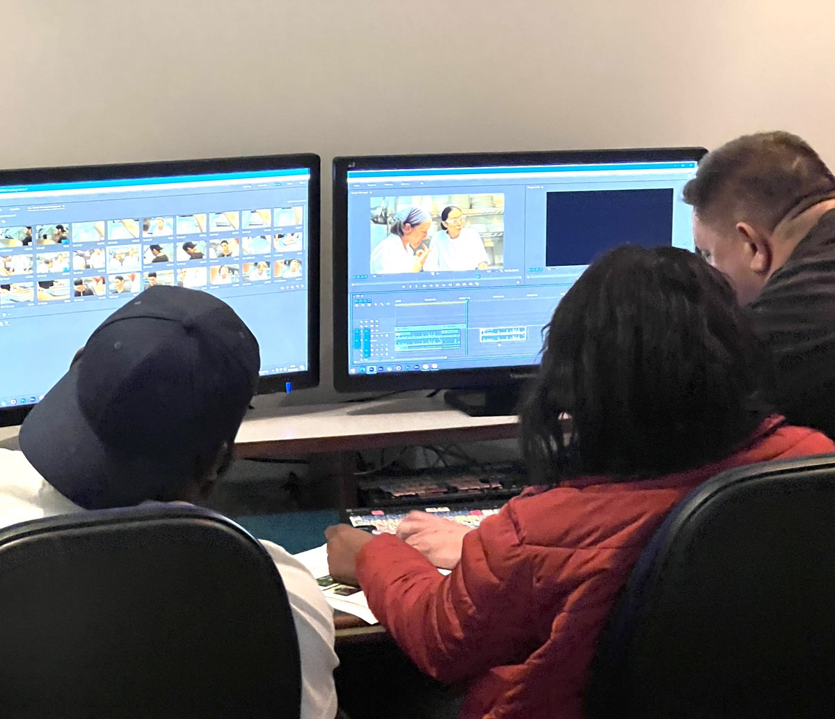 LincolnMedia's tweet photo. Some of our Postgraduate students getting to grips with contemporary drama editing
with footage by @EditStock #EditStock @EditMentor
#editing #drama @mishatenenbaum https://t.co/at2YwfBytG