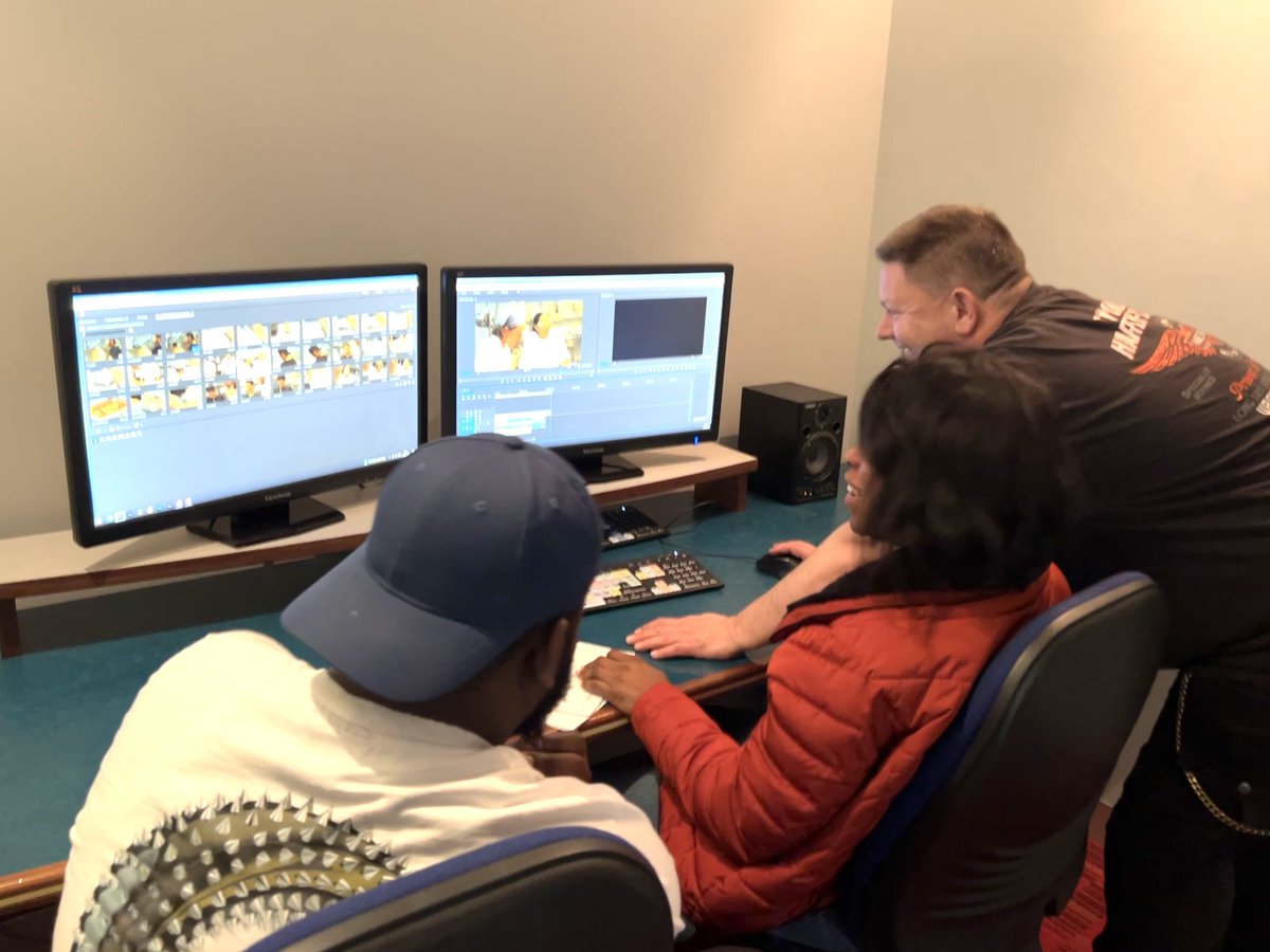 LincolnMedia's tweet photo. Some of our Postgraduate students getting to grips with contemporary drama editing
with footage by @EditStock #EditStock @EditMentor
#editing #drama @mishatenenbaum https://t.co/at2YwfBytG