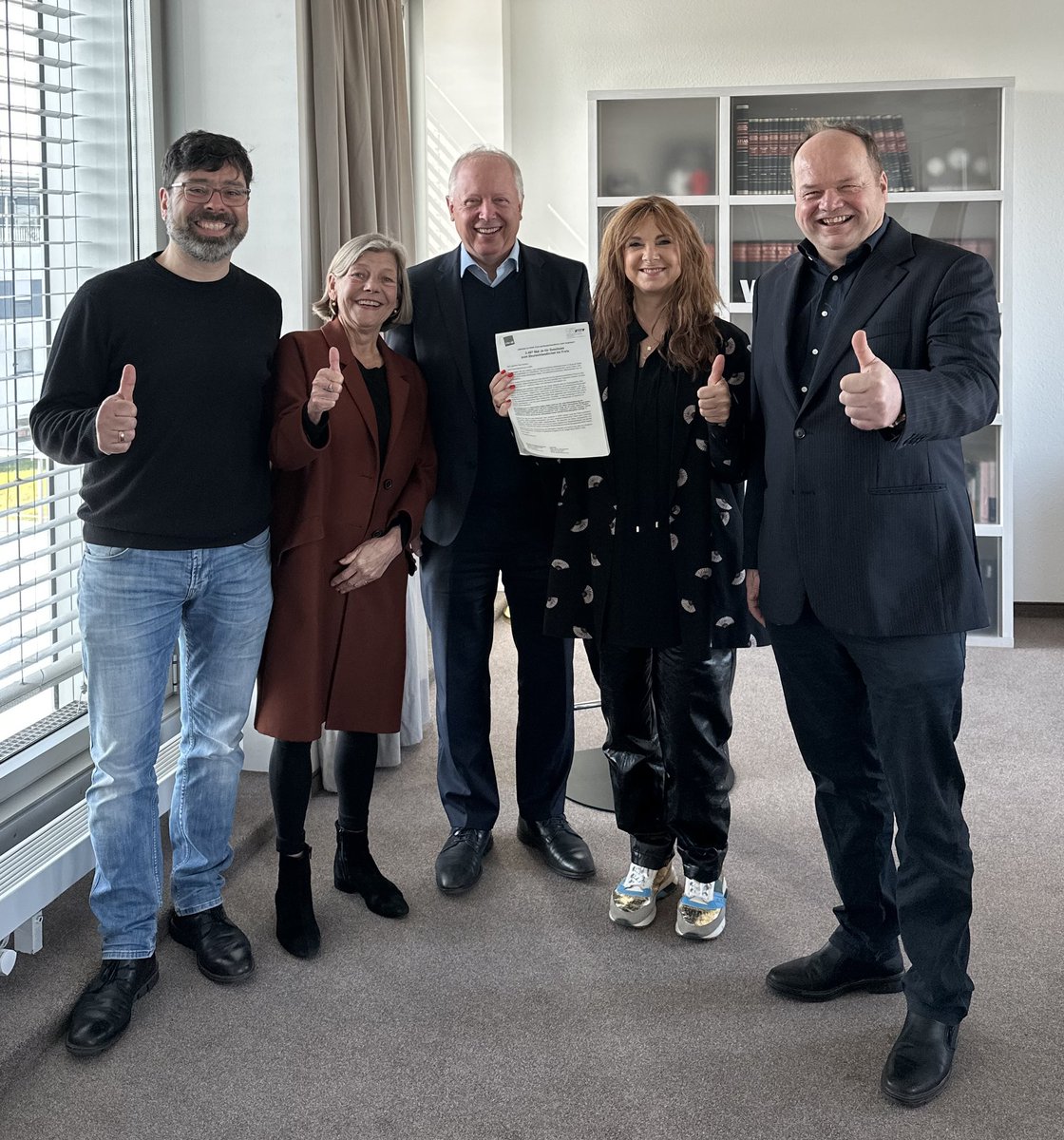 #jetzteinschalten Heute haben wir die Unterschriften übergeben: Grandioser Erfolg von ver.di und djv bei Onlinepetition  
 
2536 Kolleginnen und Kollegen haben bis heute unsere Online-Petition zur Einbeziehung der Freien beim Jobticket unterschrieben.