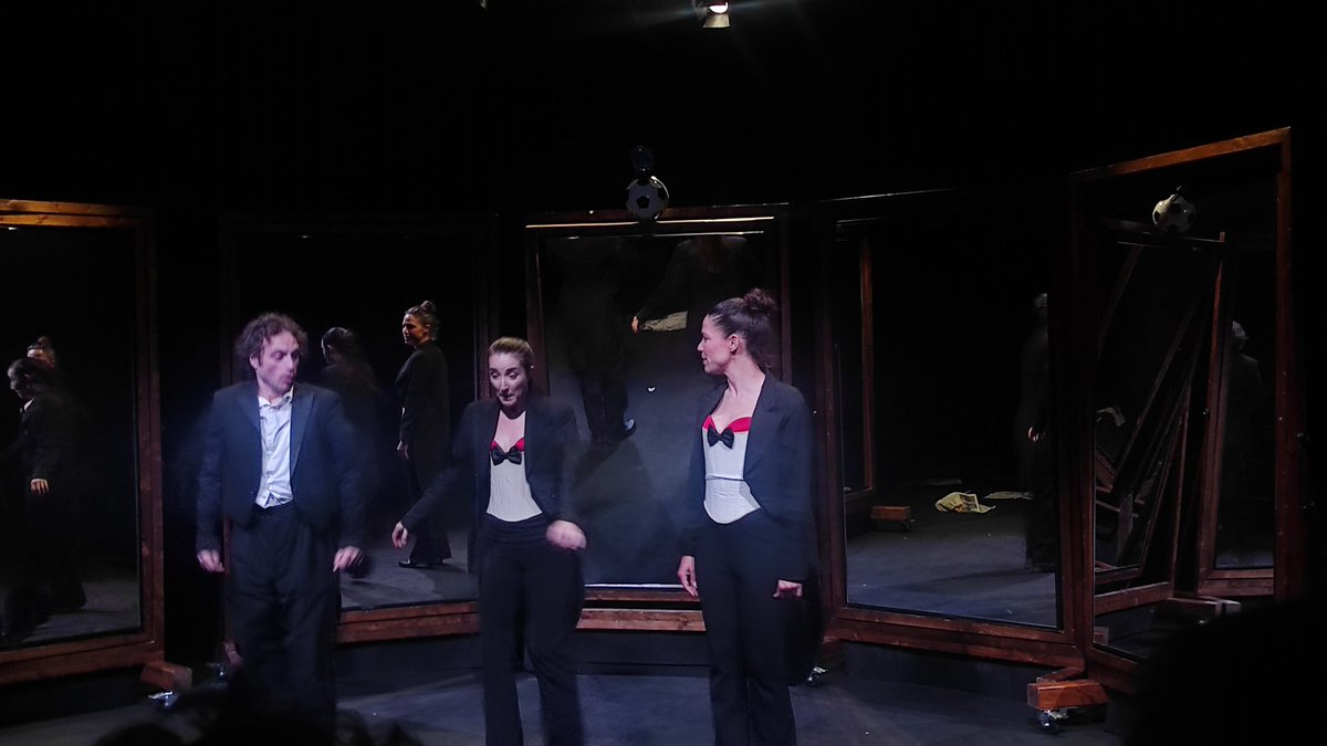 funkyover's tweet image. Una partícula dins de l'univers de Joan Brossa, #Brossa és aquella partícula fonamental del Bosón de Higgs, que dona forma a un imaginari amb elements que vam gaudir en anteriors ocasions amb @DeiFurbi com Commedia dell'arte, cabaret, poesia, la música i una imaginació sorprenent