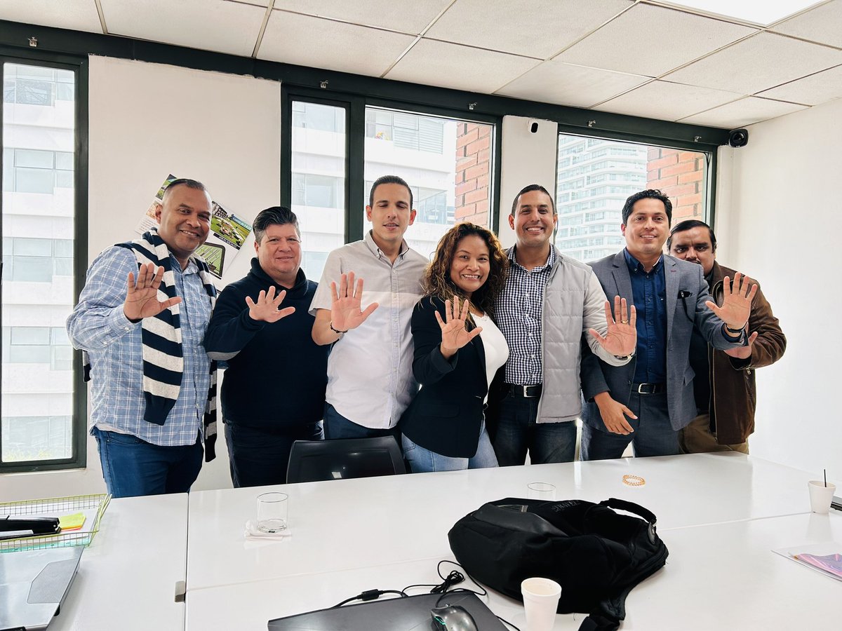 JanethBustosRC's tweet photo. Nos seguimos organizando para el nuevo momento que requiere nuestra Privincia y el País. 
Hoy mantuvimos reunión con #LeninLara y el l equipo político. 
Juntos somos imparables. 
#LaEsmeraldasQueQueremos es trabajo en equipo.@RC5Esmeraldas https://t.co/nEOT8HGZib