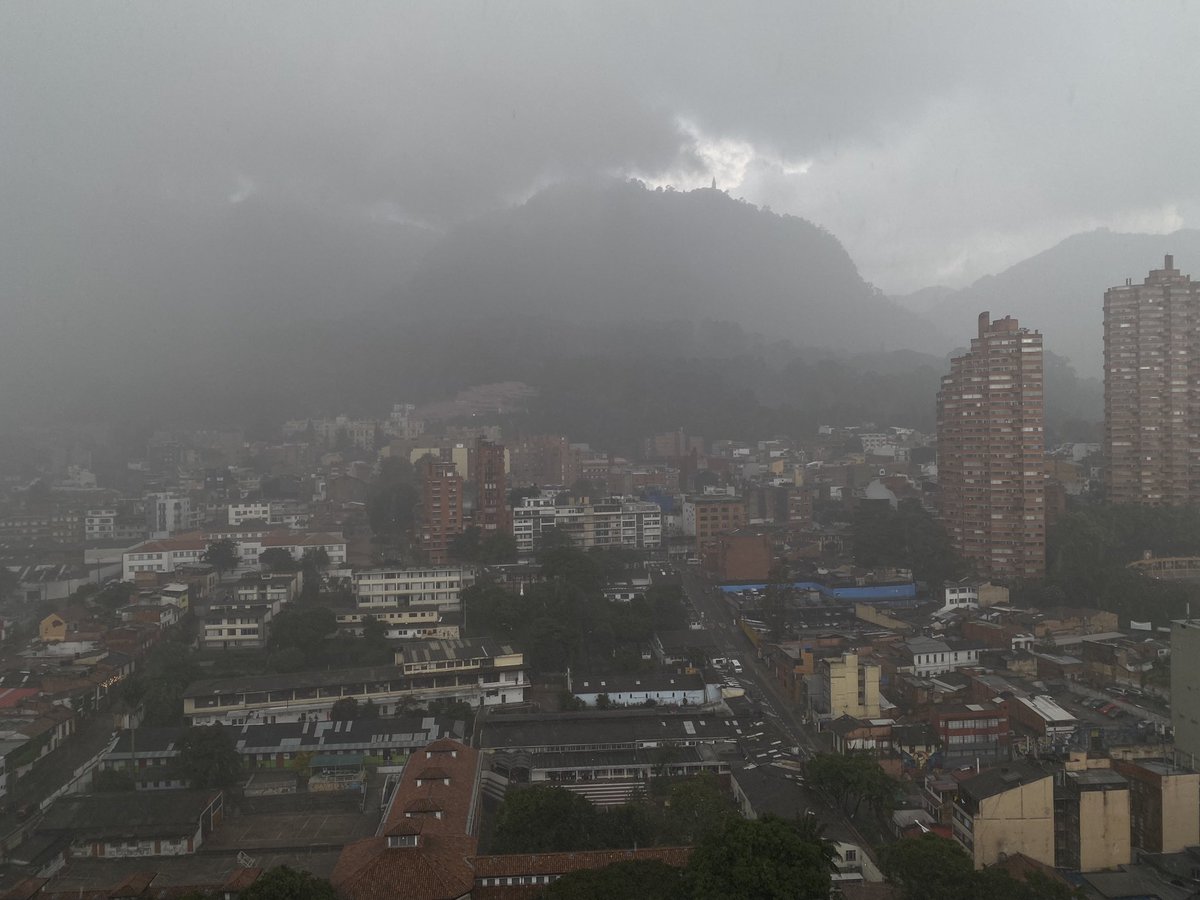 german_ricaurte's tweet photo. Bogotá 1:50pm // Bogotá 2:10pm https://t.co/bFSwb0nmbx