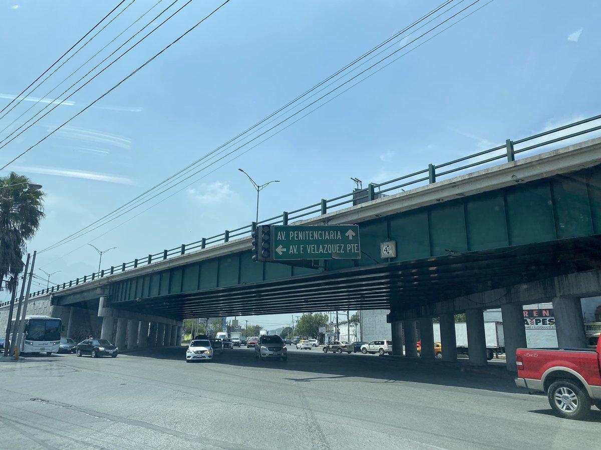 jholzm's tweet photo. Semáforo descompuesto🚦 
Av. Penitenciaria y Fidel Velazques @Cicmty https://t.co/uqWCQVlO5v