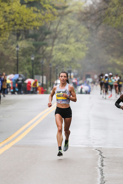 RunBlogRun's tweet photo. 2023 Boston Marathon: Emma Bates, First American female at Boston, Talks to the Media… https://t.co/yTmyNA5317 , #emmabates, @ASICSamerica, @JoeBosshard, #bostonmarathon, @bostonmarathon, #bostonmarathon2023, #kevmofoto, https://t.co/5nuC4UkfqZ