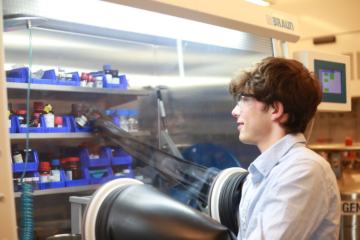 BeckmanFnd's tweet photo. #BeckmanScholar Ben Janda preparing an isocyanate hydroboration reaction in the glovebox in Dr. Liberman-Martin's lab at #Chapman University. Photo credit: Chloe Melanson, Chapman University #BSP #URW2023 #undergraduateresearch https://t.co/l9aXEwnGXB