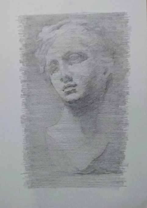 2020 A4白象紙に鉛筆【Bust of  Thalia(タリアの胸像)の素描】
●プロセス 其の2∶中盤
1時間、2時間、2時間45分、3時間30分
大きな明暗・面を捉え擦筆で陰影の調子を擦り込む。一番明るい所と一番暗い所、明暗の対比の一番強い所を確認し、対象のその序列関係を写していくと同時に形を修整していく。 