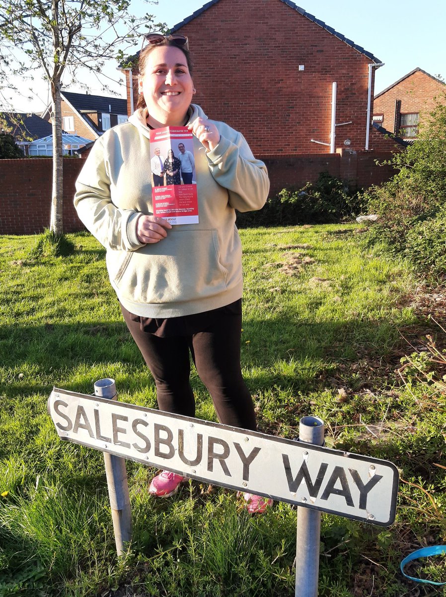 HON24885's tweet photo. Making the most of the evening spring sunshine ๐ on the campaign trail in #hawkleyhall
With @mtmorgan62 & @DavidHurst329
#3votesforlabour #worsleymesnesward https://t.co/y280la7FrD