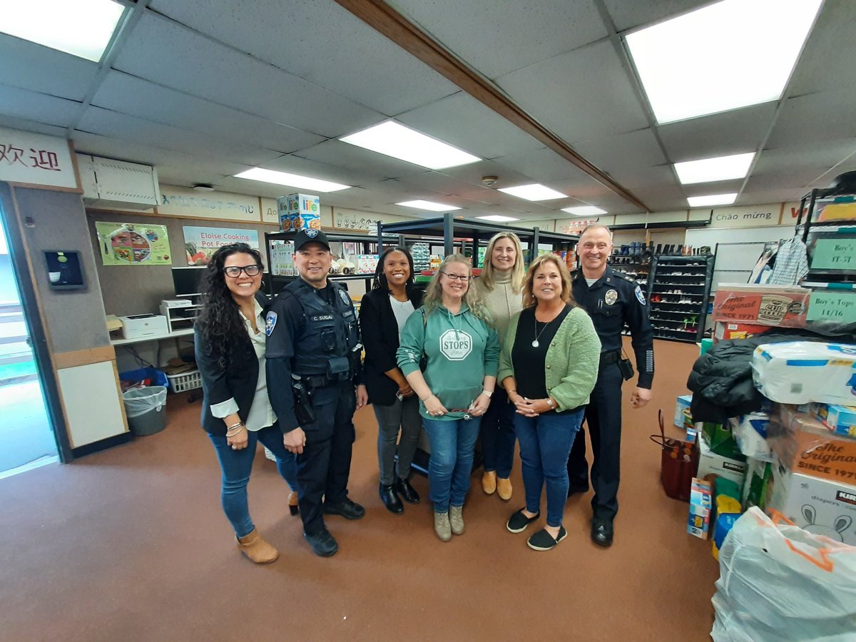 TacomaPD's tweet photo. Thank you, Mrs. K.Wynne, Burns Towing, Mr.Bardwill, Ms. Irish, Mrs. McMannus-Kleiman, Mr. n Mrs. Jones, Ms. Hunt, Mr. Dobler, and Mr. Smith. All members of the Tacoma Business Council, for supporting Jennie Reed Elem food Pantry. #CommunityEngagement. Bervin https://t.co/70XWPp50HV