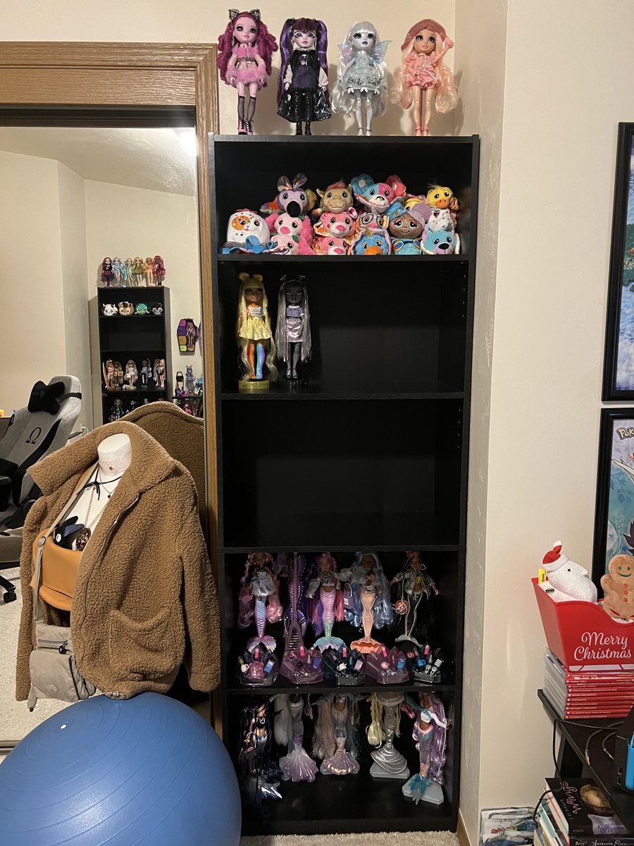 lyssaloryn's tweet photo. Not sure if doll twitter is a thing, but here is my little collection 👉👈 #RainbowHigh #MonsterHigh #Mermaze https://t.co/Lbvppnnoli