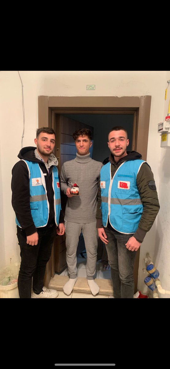 İyi ki Doğdun Genç Kardeşim😎

#GençArazi programımız kapsamında ilk defa oy kullanacak genç kardeşlerimizin kapılarını çalarak doğum günlerini kutladık🎂

Bu şehrin her sokağında AK Gençlik Siirt'in izi var✅