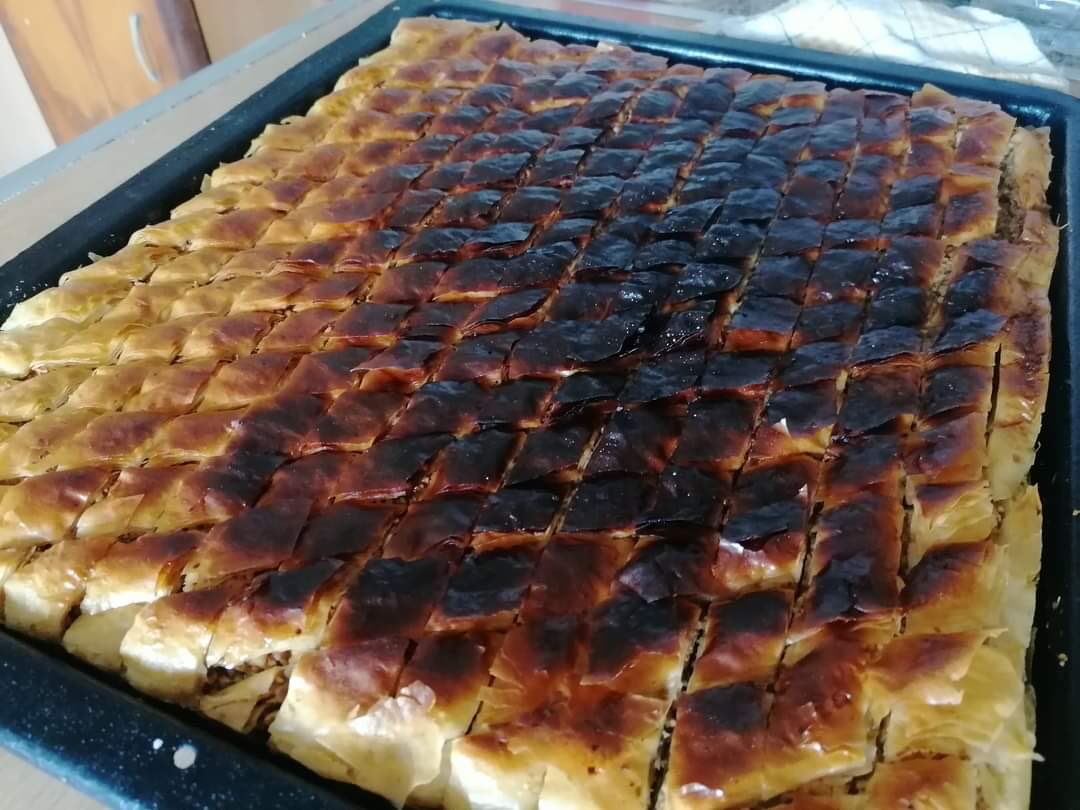MoljacU's tweet photo. Kad me ostavi da pazim na baklavu u terminu lige prvaka https://t.co/6oLbvG5BdC