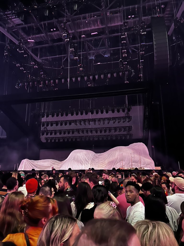 LynchToni's tweet photo. @samsmith super excited for tonight can’t wait to see you 💕thank you baby for best Christmas present @gemmawhitty https://t.co/W0D9AcInDx