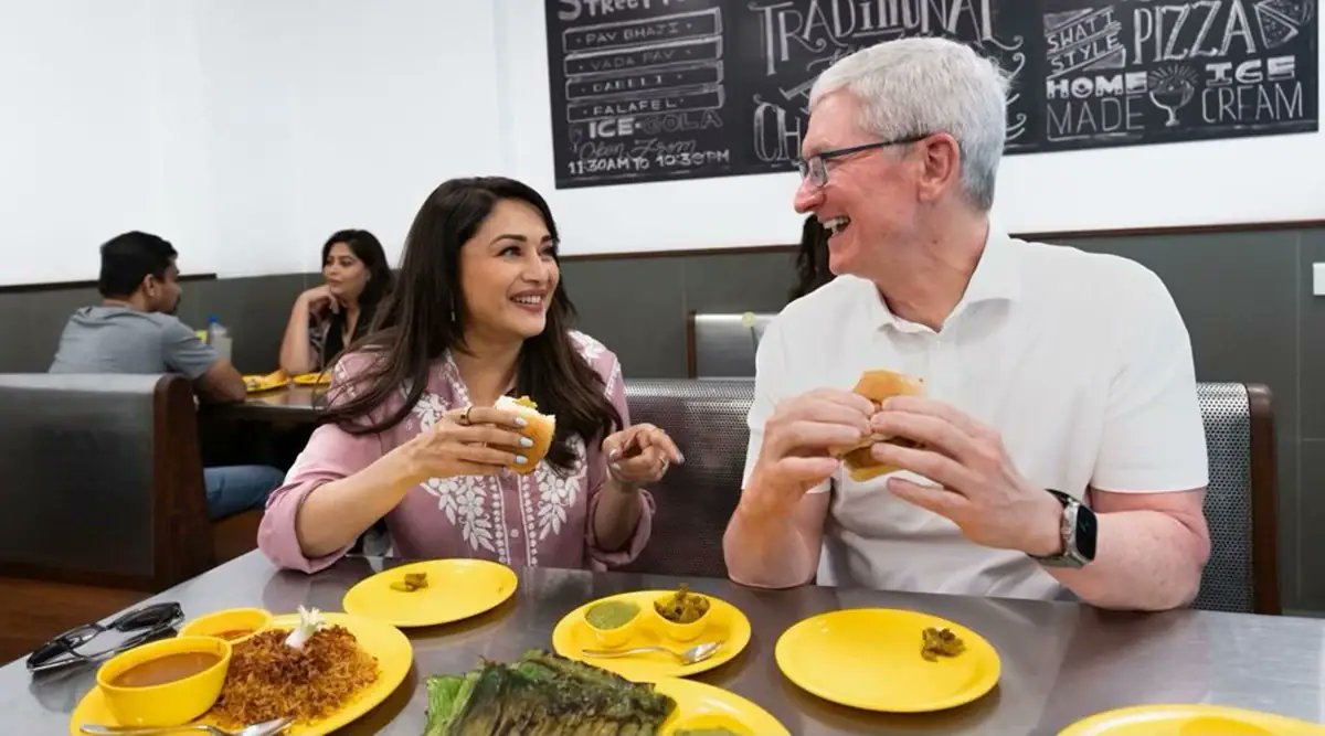 Is se paav k alag pese lena, chutney k alag lena or mirchi k alag lena... #TimCookInIndia

Dabbe me charger to hai hi nahi...