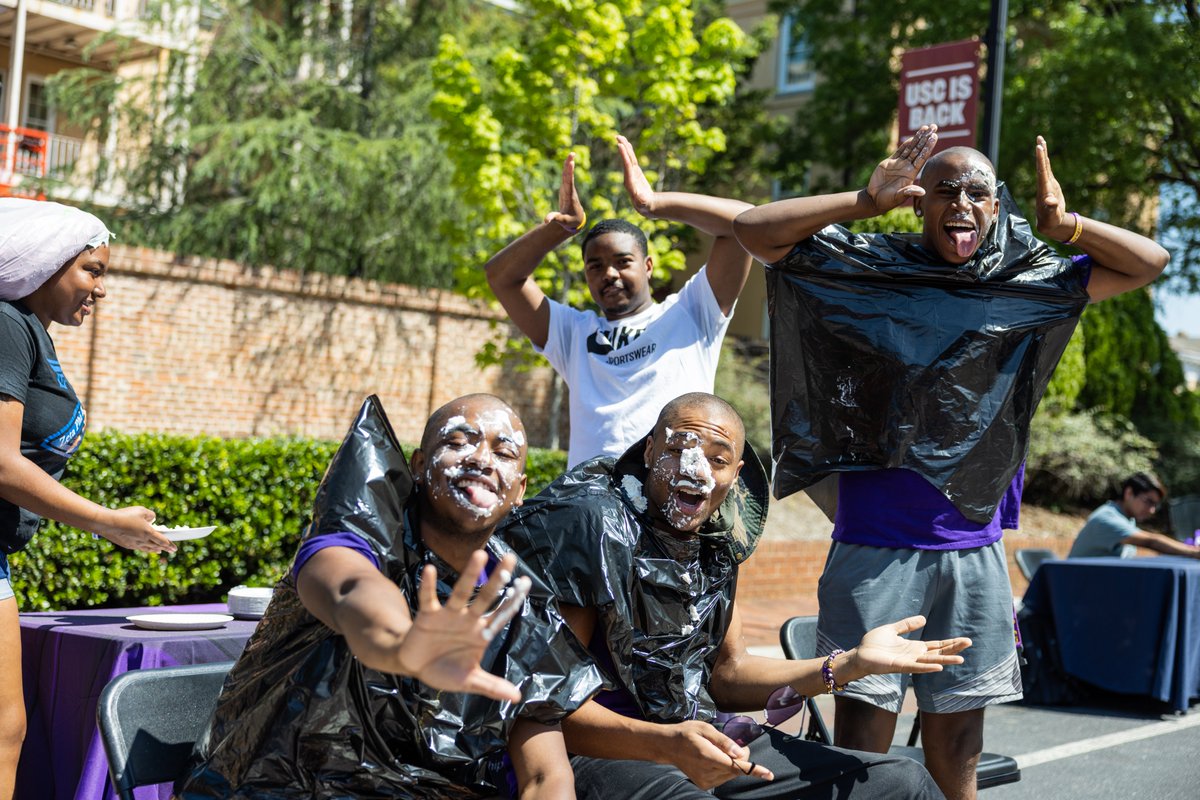 UofSC's tweet photo. We're having a fun time around campus! It's a beautiful day to #Give4Garnet 😎 https://t.co/totMho2b1o https://t.co/6v0I75ff7b